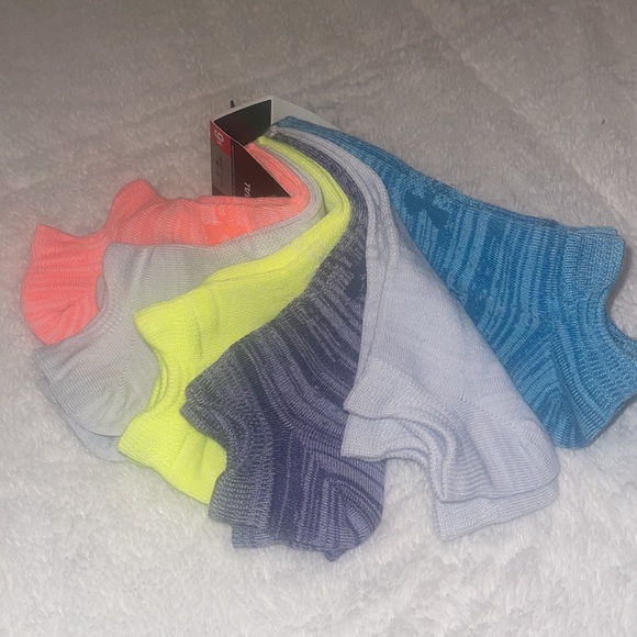 ❤️NEW!!!❤️ Under Armour Essential Light lweight 6 pairs in a pack. No show. - Picture 9 of 12